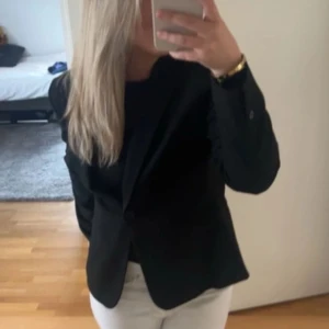 Svart kavaj - Säljer en klassisk svart kavaj med enkel knäppning framtill. 