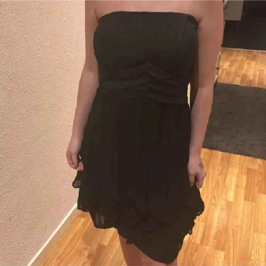 Svart axelbandslös klänning - 3