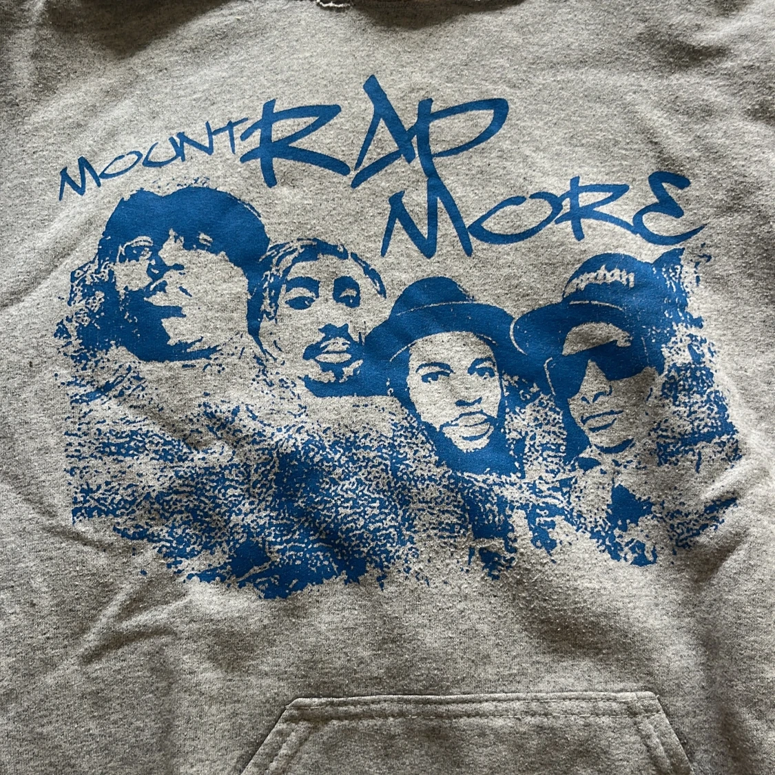 Grå hoodie med blått Mount Rap More-tryck - 1