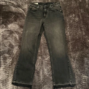 Zara flared jeans  - Säljer ett par svarta jeans med raka ben och klassisk femficksdesign. Jeansen har flared passform och är tillverkade i denim med lätt tvättad look. Perfekta för en avslappnad stil. Endast testade, skick 10/10