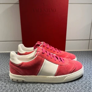 Valentino Flycrews - Tjena säljer dessa helt nya Flycrews. Box medföljer. Självklart äkta. Tveka inte på att höra av dig vid minsta fråga eller fundering.