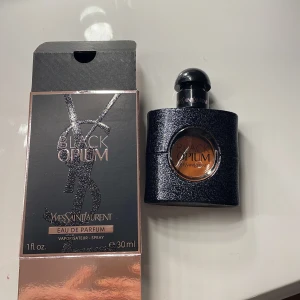 Yves Saint Laurent Black Opium 30ml - Jättegod parfym från Ysl, använd ca 10 gånger och känner att lukten ej passar mig🥰På sista bilden ser ni hur mycket som är kvar. Nypris är 1000 för 30ml
