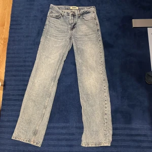 Ljusblå acid wash jeans från Woodbird - Säljer ett par riktigt feta ljusblå jeans från Woodbird i perfekt skick som tyvärr inte kommer till användning. Skön lite baggy passform. Nypris: 1000 kr. Skriv vid frågor👍