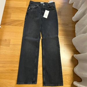 Svarta wide leg jeans från Zara - Säljer ett par svarta wide leg jeans från Zara i storlek 36. Byxorna har klassisk femficksdesign, hög midja och raka, vida ben. Perfekta för en trendig och avslappnad look. Materialet är denim med en lätt tvättad finish. Aldrig anvönda, lappen sitter kvar!