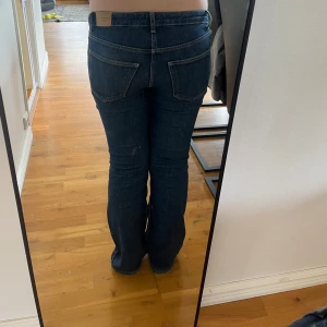 Mörkblå jeans ifrån Gina.  - Säljer mina mörkblå bootcut jeans i storlek 38 ifrån Gina då dem är försmå för mig. Knappt använda, och i väldigt bra skick. Jätte fina jeans som går att styla till mycket. Pris kan diskuteras💙
