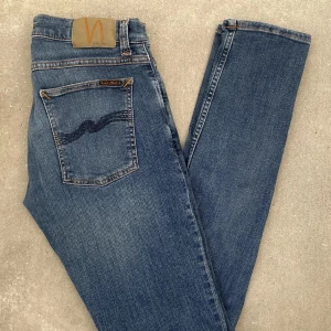 Nudie Jeans - Schyssta jeans från Nudie Jeans i mycket bra skick. De är i storlek 31/32 (se sista bild). Hör av dig om du har frågor, pris ej hugget i sten :)