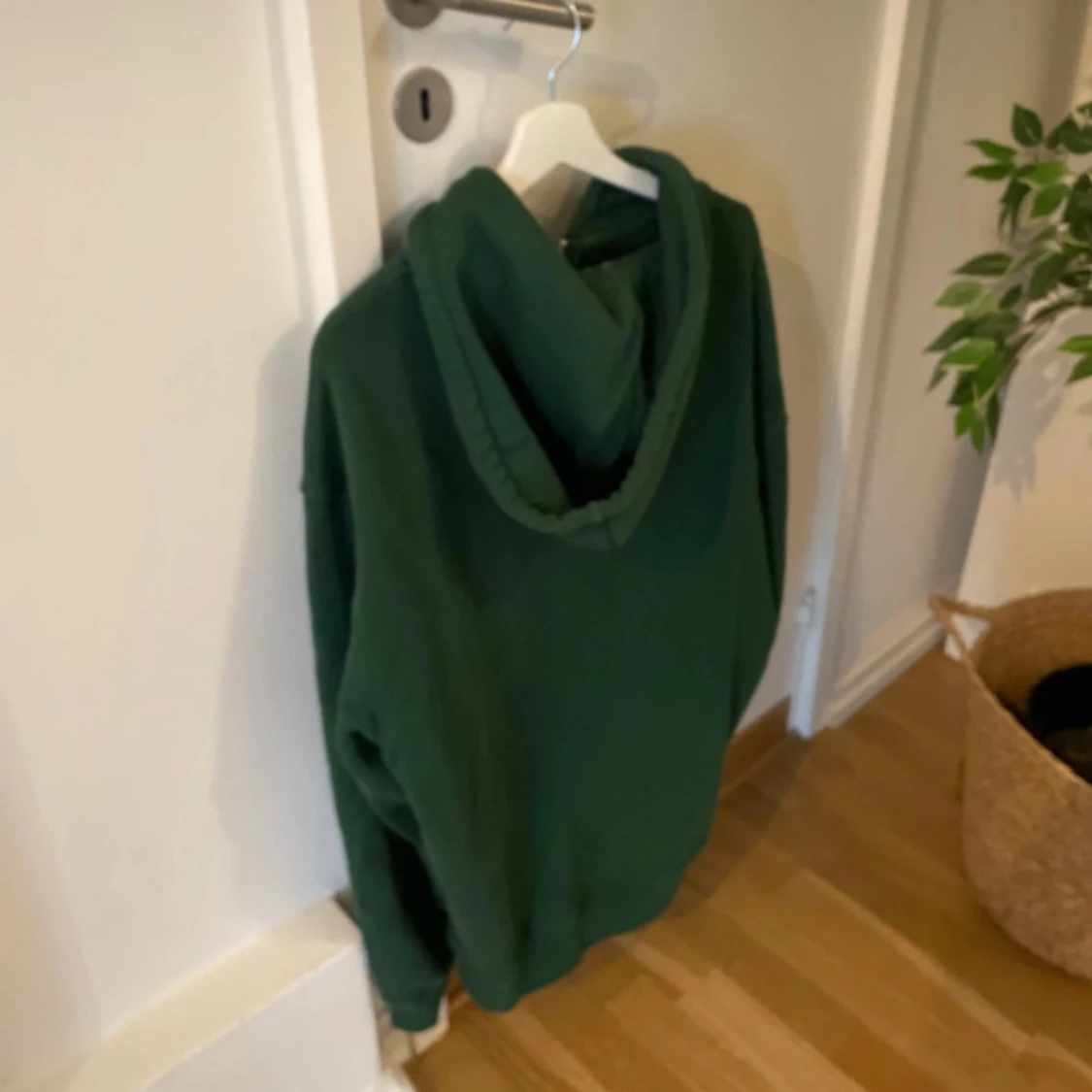 Grön hoodie med dragkedja från Axel Arigato - 1