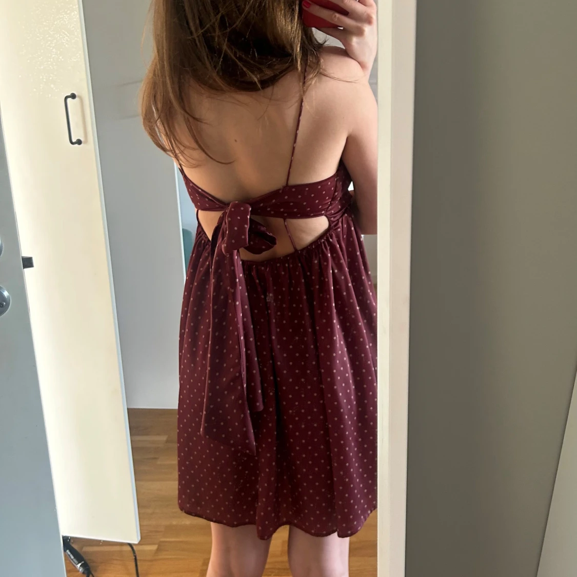 Vinröd prickig klänning - 1
