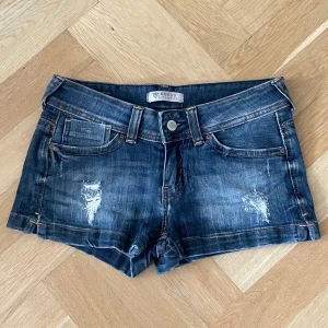 Lågmidjade Guess shorts  - Säljer dessa as snygga vintage Guess shortsen! Midjemåttet är 72 cm. Hör av dig vid intresse! ☺️