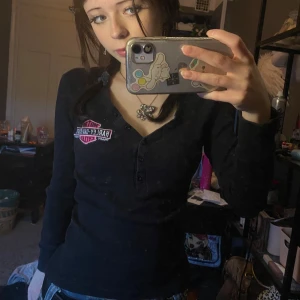 Harley-davidson tröja - Super snygg svart harley-davidson tröja med råsa märke på framsidan och baksidan❤️