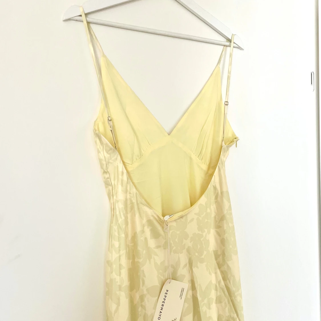 Slutsåld Ljusgul långklänning med öppen rygg - 3