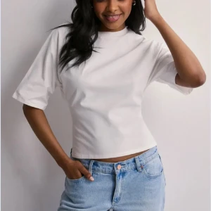 Open back tee Nelly - Snygg topp med öppen rygg som man knyter där bak. Mycket populär och eftertraktad