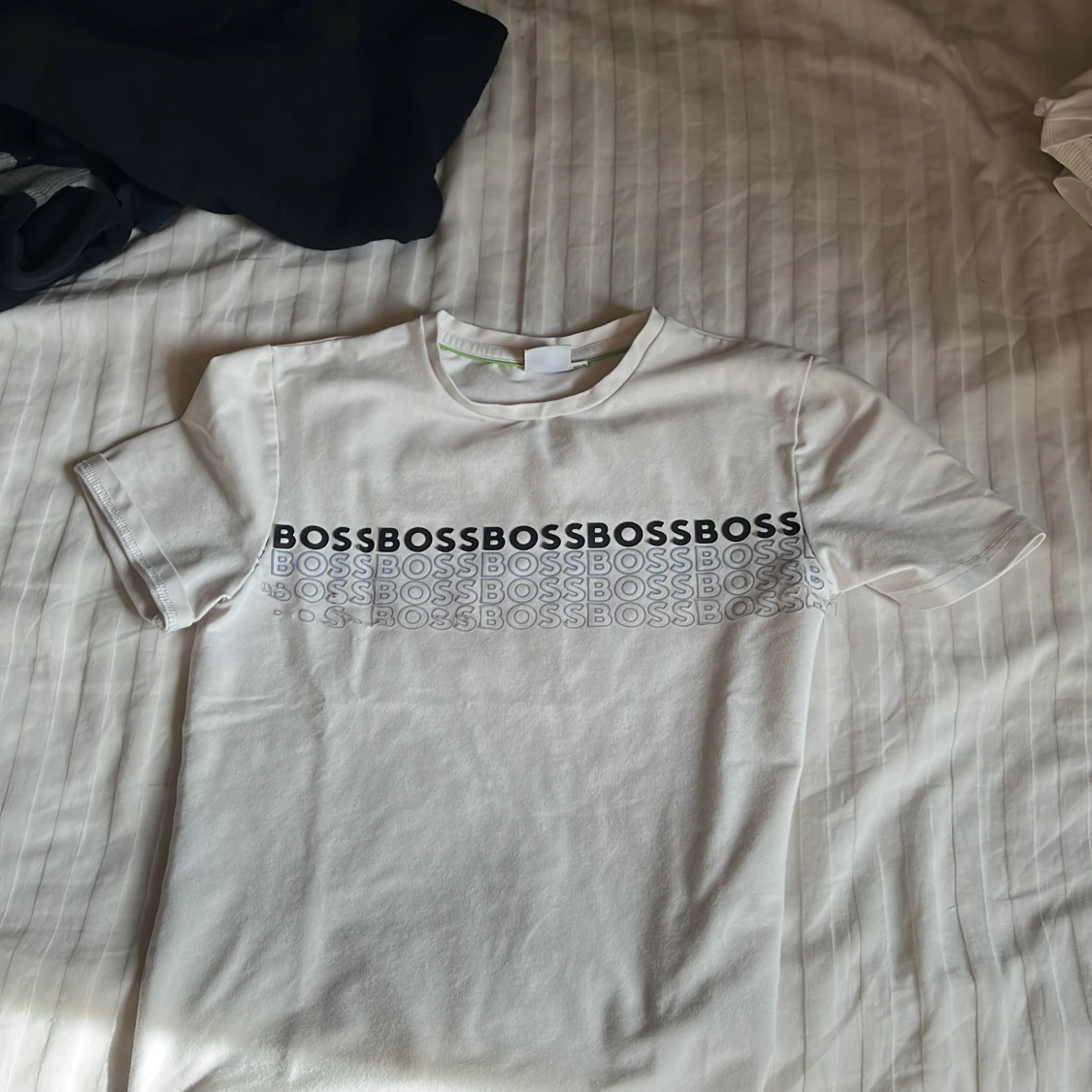 Vit t-shirt från BOSS med logotyp