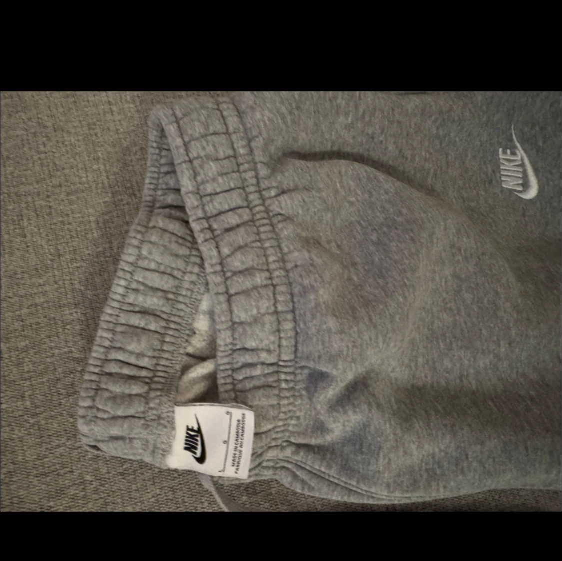 Grå mjukisbyxor från Nike - 1