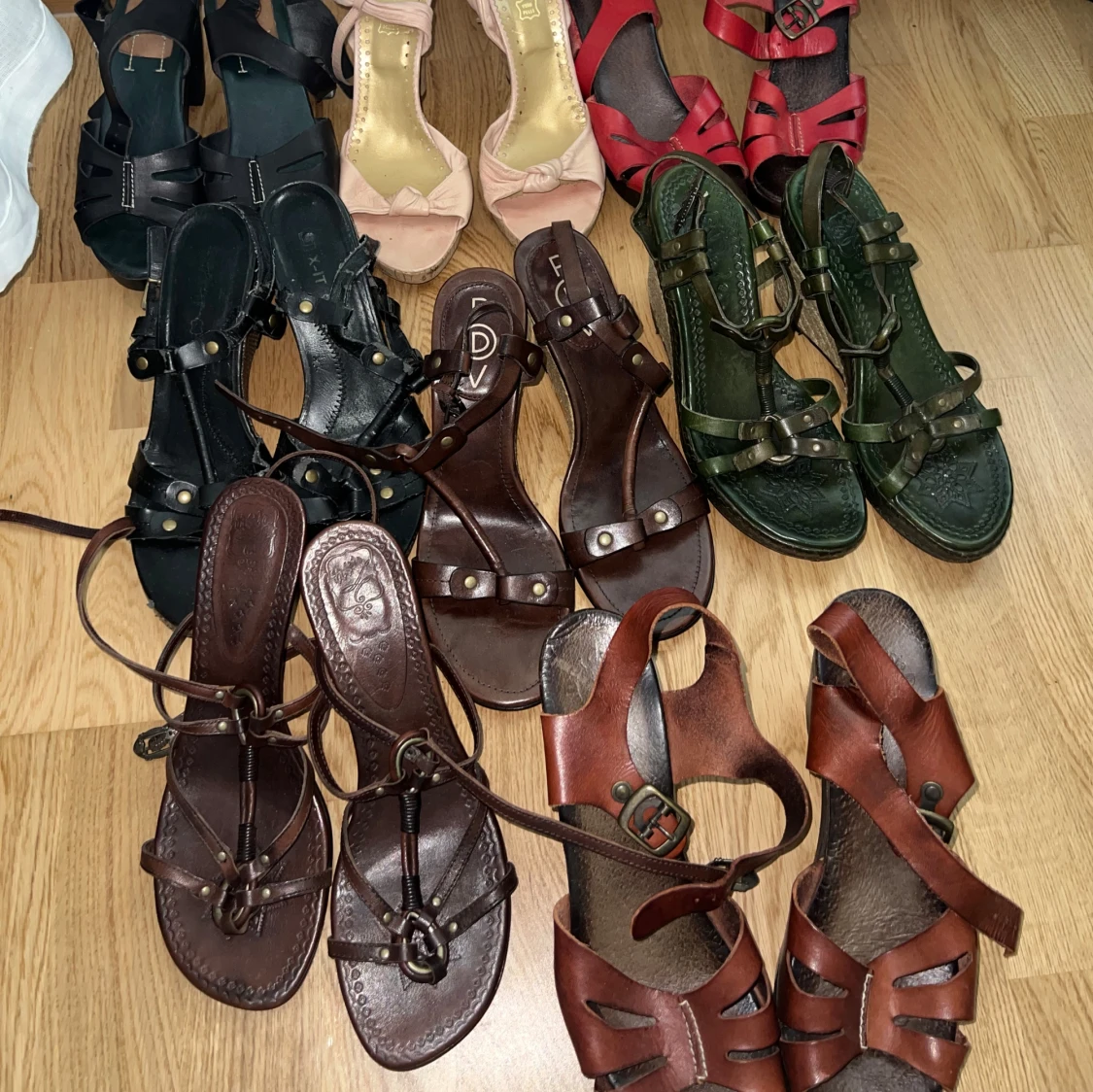 Flera par sandaler och klackskor i olika färger - 1