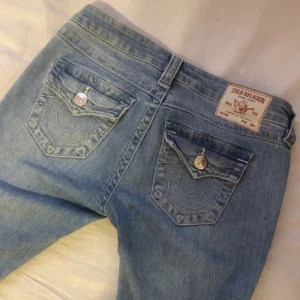 True religion lågmidjade jeans - Lågmidjade & flared true religion jeans i stilen "Joey" ♡ jag är 174cm för referens, byxorna är i storlek W27