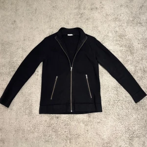 Filippa K zip tröja - Säljer en zip tröja från Filippa K. Den är i bra skick utan några defekter. Storlek S. Nypris ca 2500. Hör av dig vid fler frågor eller funderingar. Mvh