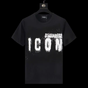 Svart t-shirt med tryck från Dsquared2 - Cool svart t-shirt från Dsquared2 med stort vitt 'ICON'-tryck framtill. T-shirten har rund hals och klassisk passform. Perfekt för dig som gillar streetwear och vill sticka ut med en statement-tee.