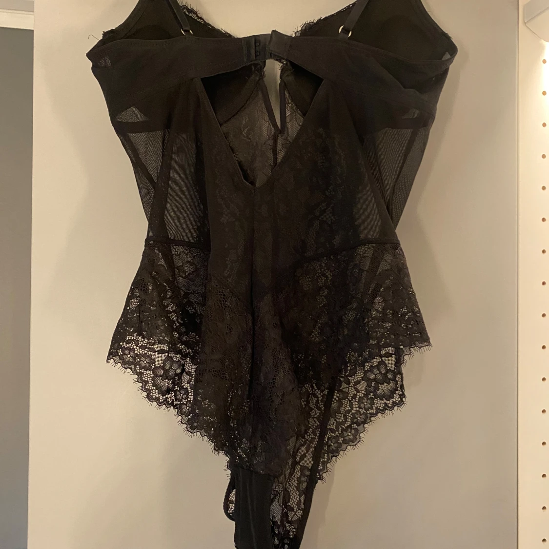 Svart spetsig body - 2