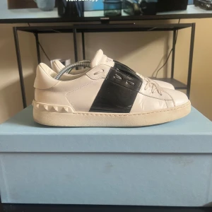 Valentinos  - Passar 40/41, de på bild 4 ingår