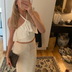 Sommartopp - Supersöt sommartopp från Zara som man knyter i nacken💕Använd en gång så i väldigt bra skick! Storlek S. Köparen står för frakt. 