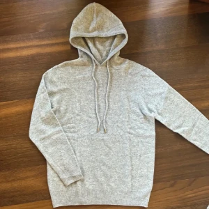 Kashmir/merinoull hoodie - Säljer en Kashmir/merinoull hoodie i strl xs. Endast använd ett par fåtal gånger. Byten kan vara intressanta.