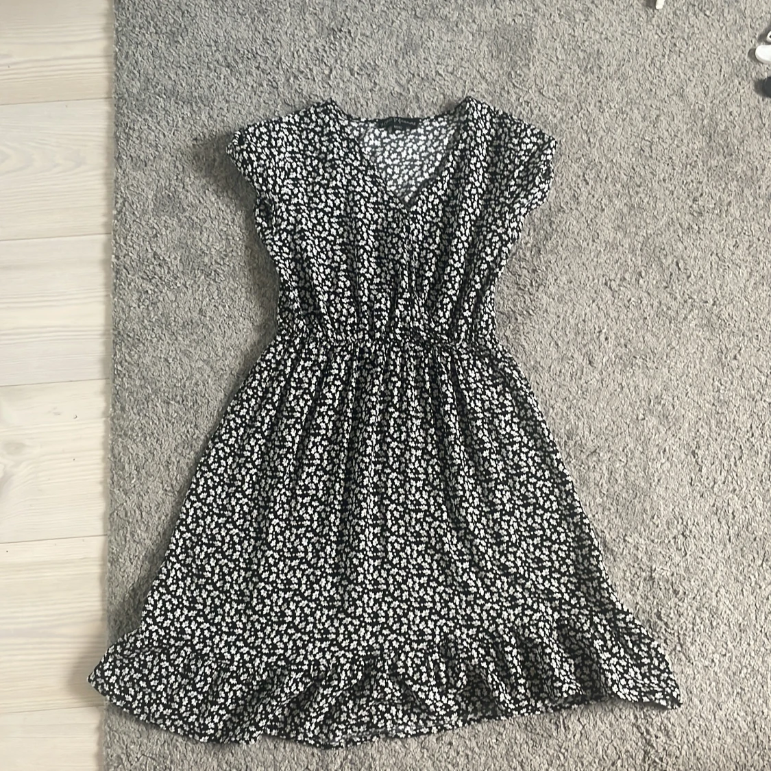 Svartvit blommig klänning från XOXO Friends