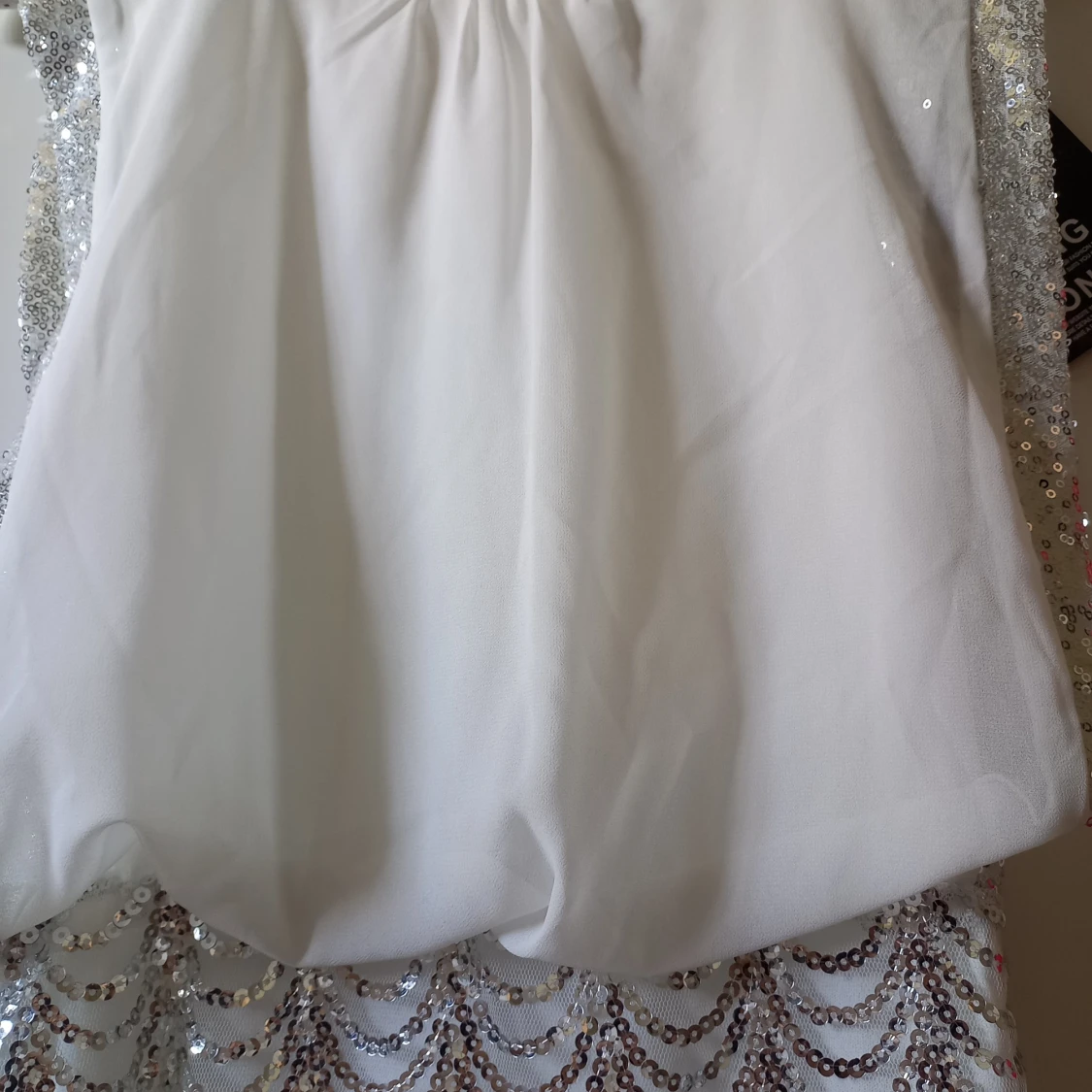 Vit paljettklänning från Model Behaviour - 3