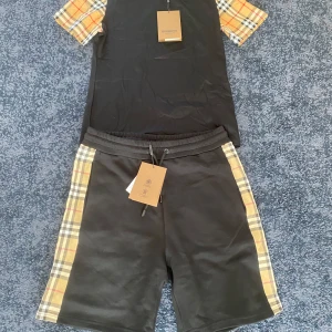 Burberry set - Chill set till sommaren skulle säga att shortsen sitter stora i passformen till skillnad från T-shirten och att shortsen är långa. Båda är storlek L