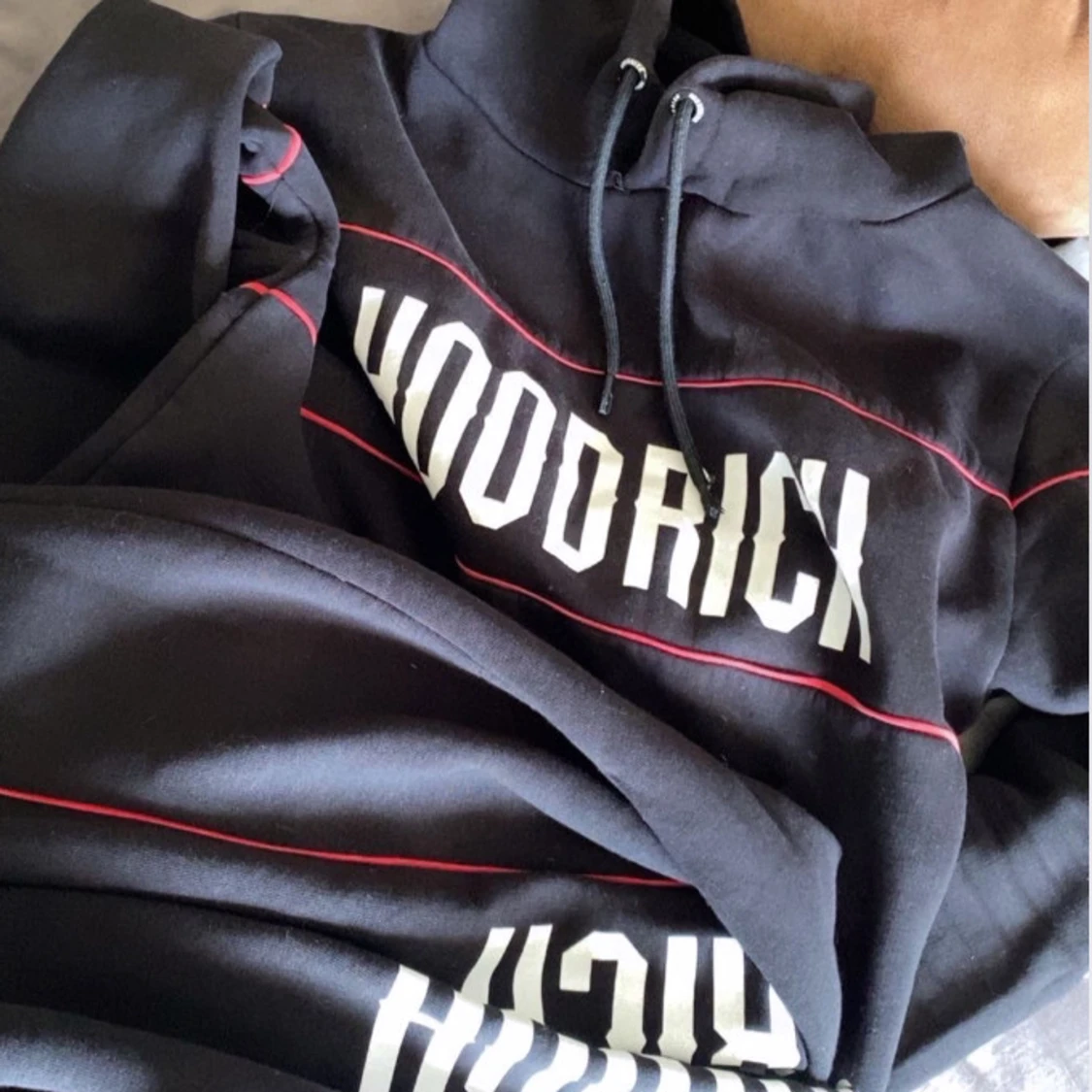 Svart byxa och hoodie 