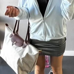 Le pliage original tote L - Säljer en beige toteväska från Longchamp i färgen paper med bruna handtag och lock. Perfekt storlek för att få plats med allt man behöver!