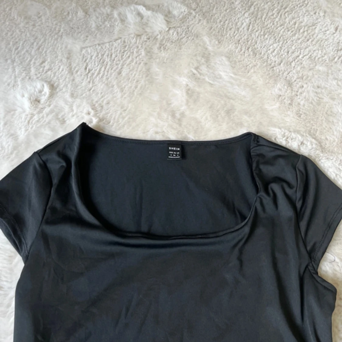 Svart topp med fyrkantig ringning från SHEIN - 1