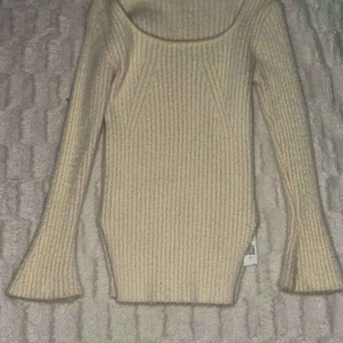 Beige ribbad stickad tröja