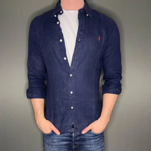 Ralph lauren linnen skjorta - Hej säljer nu min fina Ralph lauren linnen skjorta i storlek M. Den är i nyskick och kommer vara otroligt snygg nu i vår och framåt sommaren. Nypris cirka 2100kr! Vi kommer att sälja liknande produkter nu i vår och närmare sommar så glöm inte följa profilen!🌊🍾