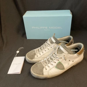 Philippe model - Säljer dessa snygga Phillipe model som är perfekta att ha i sommaren och som är i storlek 45. Ny pris för skorna är 3700kr och säljer de nu för 1399kr. Priset är inte hugget i sten.