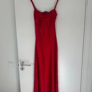 Zara klänning  - Säljer min röda Zara klänning i storlek S. Finns inte att köpa längre. Använd ca 3 gånger. Säljer för 300kr