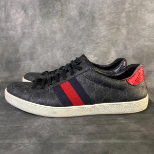 Gucci ace monogram sneaker - Mycket fint skick | size uk 11 vilket motsvarar 45 | inget medföljer 
