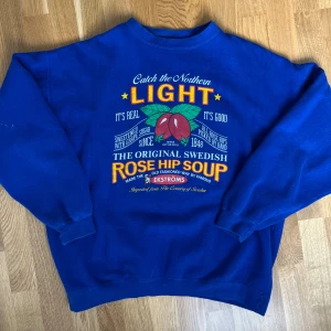 Vintage sweatshirt  - Riktigt cool och unik vintage sweatshirt i snygg boxy passform! Fint ”vintage skick” = tecken på användning förekommer men i överlag mycket fint skick :) Storleken syns knappt men tror det är XL/L
