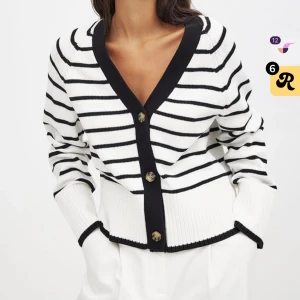 Randig kofta från NA-KD - Säljer en vit och svart randig kofta från NA-KD i storlek M. Koftan har v-ringning, knappar framtill och är stickad i ett mjukt material. Perfekt som kofta eller tröja! Nypris är 499kr