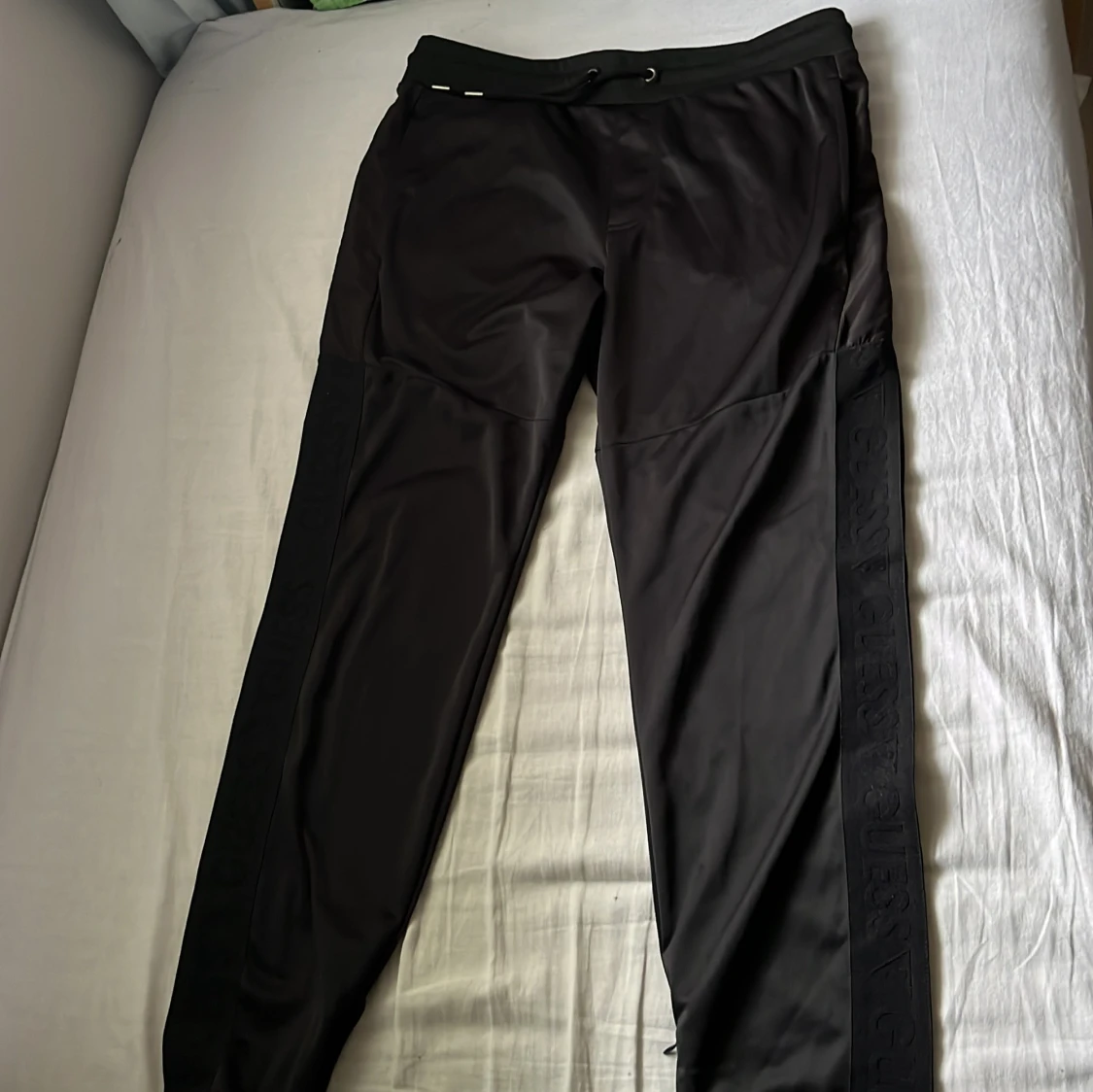 Svarta träningsbyxor från Guess - 1