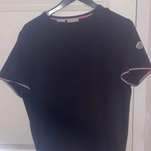  t-shirt från Moncler  -  svart t-shirt från Moncler med lotto på sidan, Strolek M 