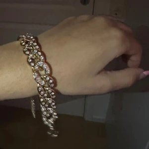 Guldfärgat armband med glittriga stenar - Superfint armband jag aldrig använt, lätt armband.