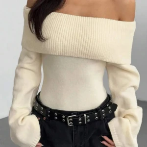 Offshoulder stickad tröja i beige från SHEIN - Säljer en vit offsoulder tröja ifrån SHEIN. Den är inte mycket använd, nypriset är ungefär 80kr