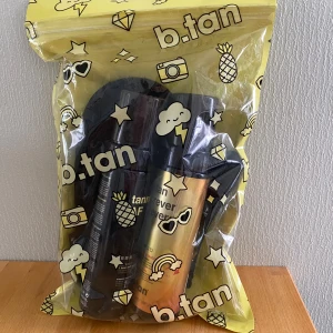 b.tan brun utan sol-kit - Brun utan sol-kit från b.tan med två mousseflaskor och en appliceringshandske. Helt nytt och oanvänt! Kostar ca 470kr nytt men du får allt för 250kr. Varje flaska innehåller 200ml