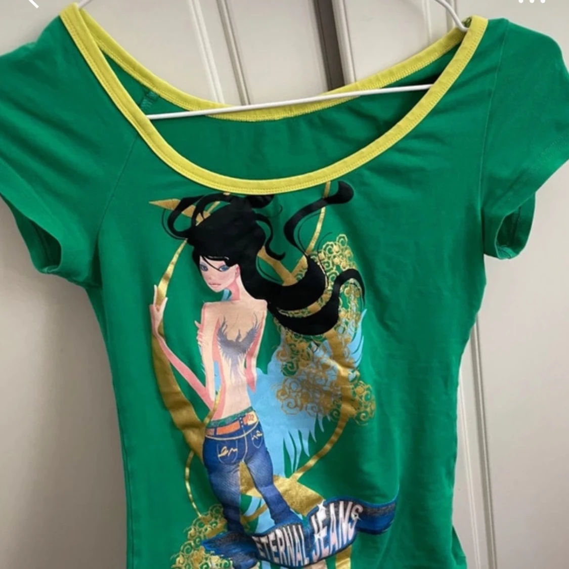 Grön t-shirt med tryck och gul kant - 1