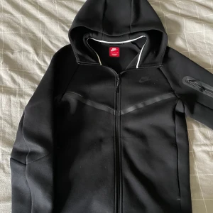 Svart Nike tech fleece  - Den är knappt använd och jag har kvar prislappen 