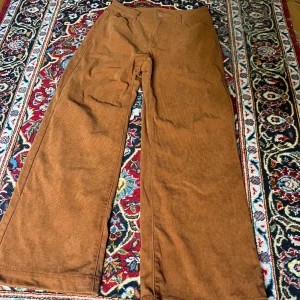 Bruna manchesterbyxor med vida ben✨ - Ett par bruna baggy manchesterbyxor med bred passform och raka, vida ben✨🧚 Väldigt sköna och fina, cottagecore hippie style💕