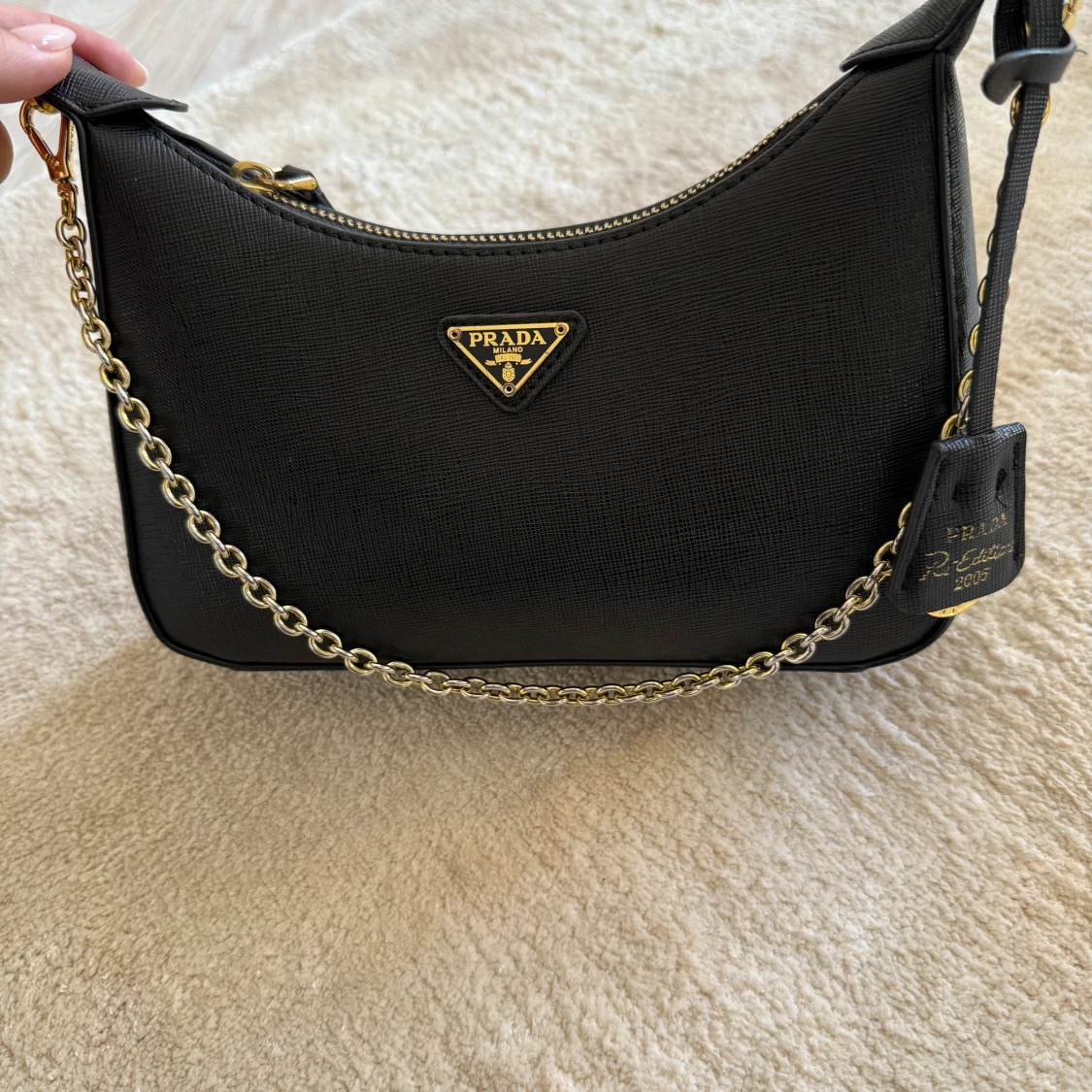 Svart axelväska från Pr*da med gulddetaljer - 1