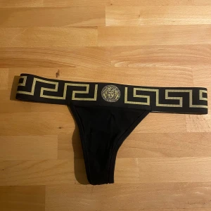 Versace trosor - Versace stringtrosa. Aldrig använda.  Nypris 800kr