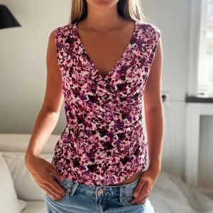 Såå fin top - Säljer denna så somriga topp😇🎀🌸🌼